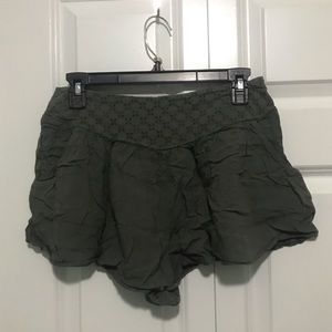 Army green shorts with pockets